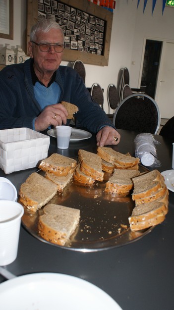 Ja Gert, je had zo'n honger. Eet ze allemaal maar op! De broodjes rosbief waren wel snel op! 